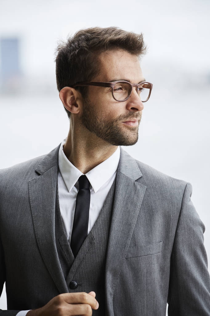 Empresario en traje afilado y gafas
 - Foto, Imagen