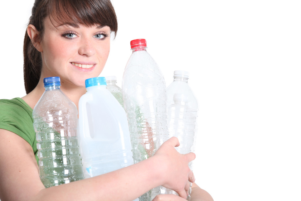 Mujer joven reciclando plástico
 - Foto, imagen