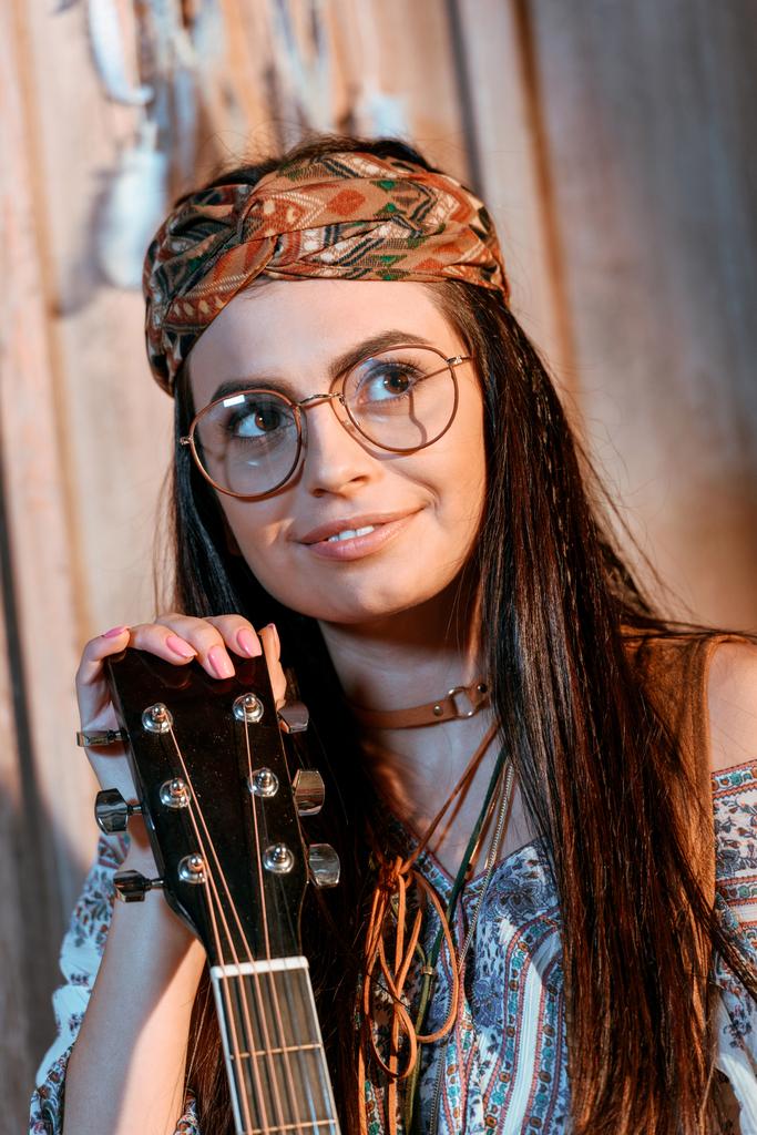 hippie κορίτσι με ακουστική κιθάρα - Φωτογραφία, εικόνα