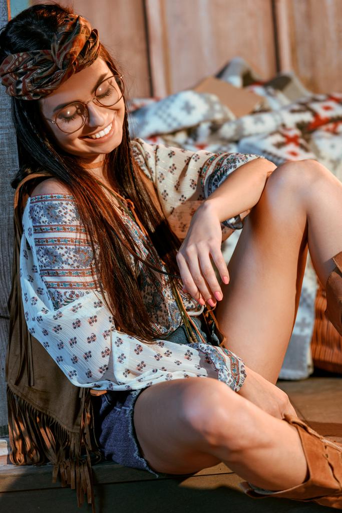 hippie ragazza seduta sul pavimento
 - Foto, immagini