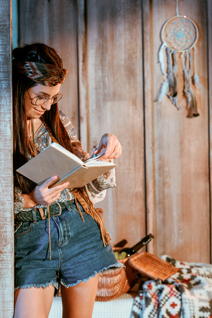 жінка в книзі читання в стилі бохо
 - Фото, зображення