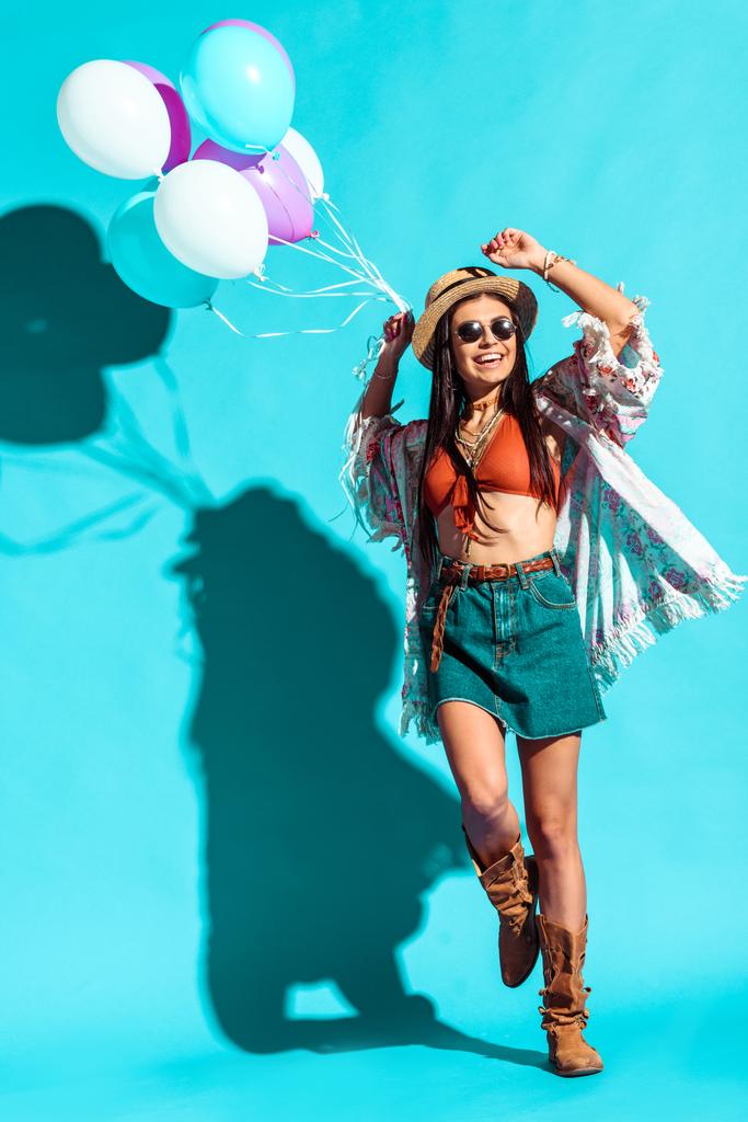 богемная женщина танцует с цветными воздушными шарами
  - Фото, изображение