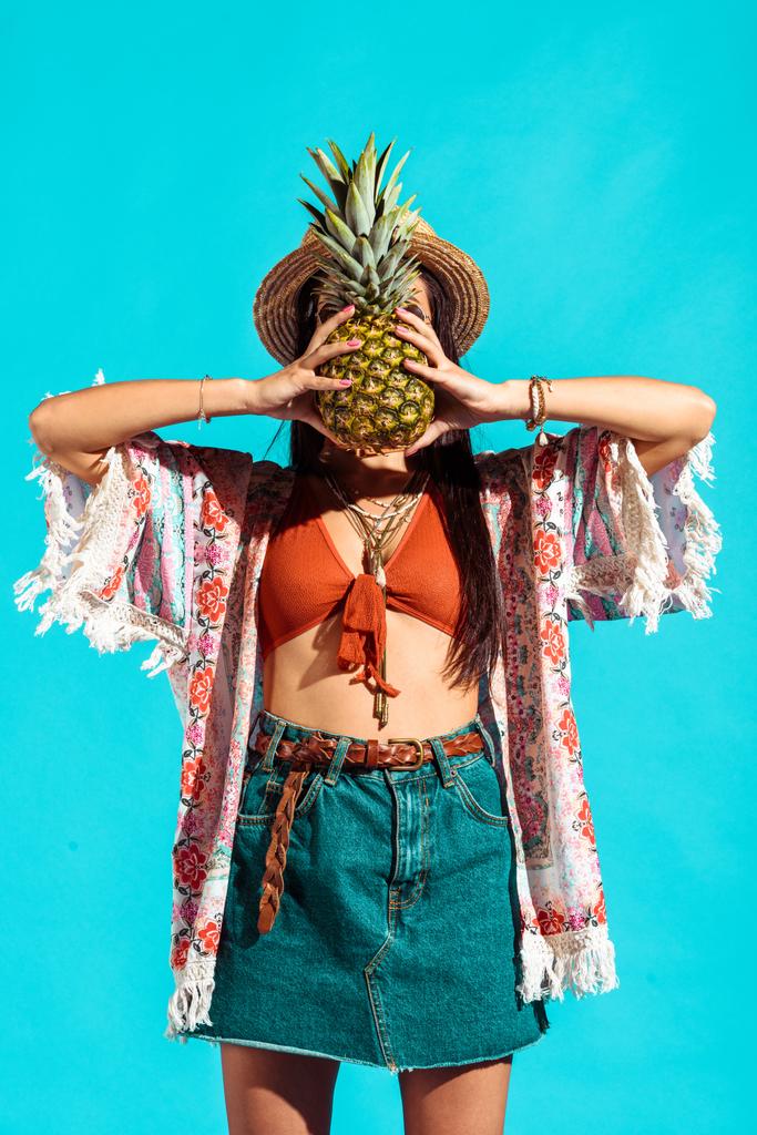 hippie žena pokrývající obličej s ananasem   - Fotografie, Obrázek