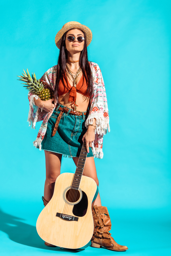 meisje permanent met ananas en gitaar  - Foto, afbeelding