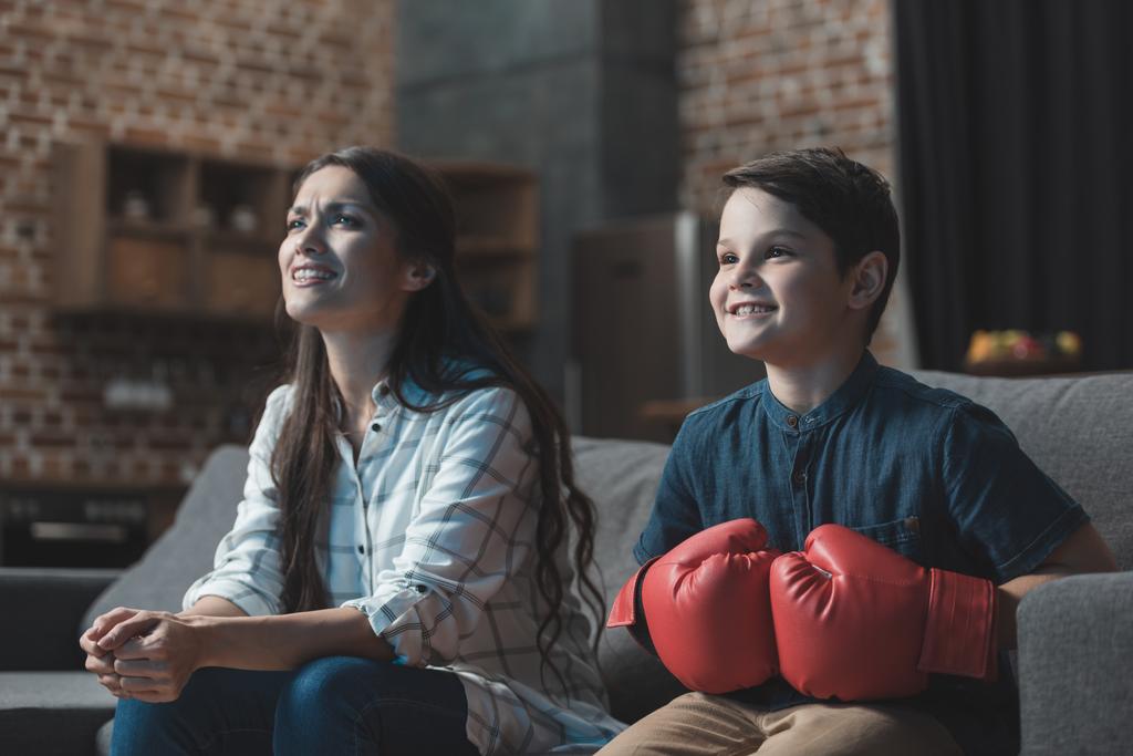Família assistindo luta de boxe
 - Foto, Imagem