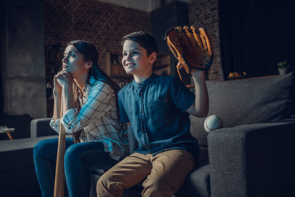 οικογένειας παρακολουθούν μπέιζμπολ στο σπίτι - Φωτογραφία, εικόνα