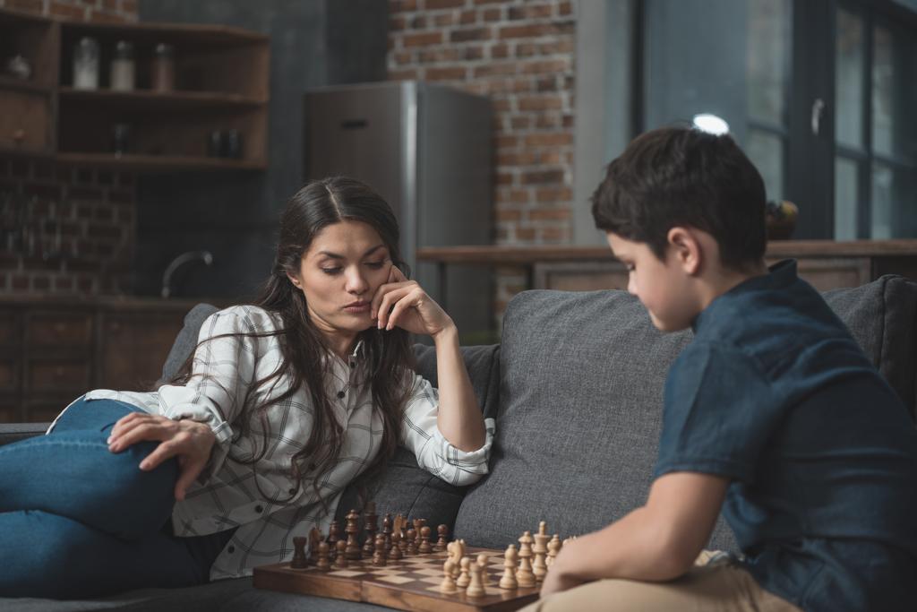 Matka i chłopiec gra w szachy - Zdjęcie, obraz