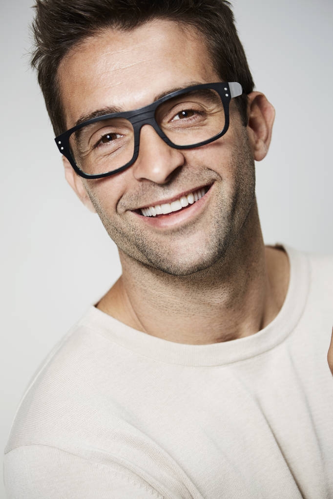 Красивый парень в очках улыбается
  - Фото, изображение