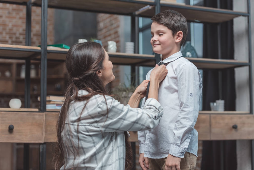 Anne oğlu kravat bağlama - Fotoğraf, Görsel