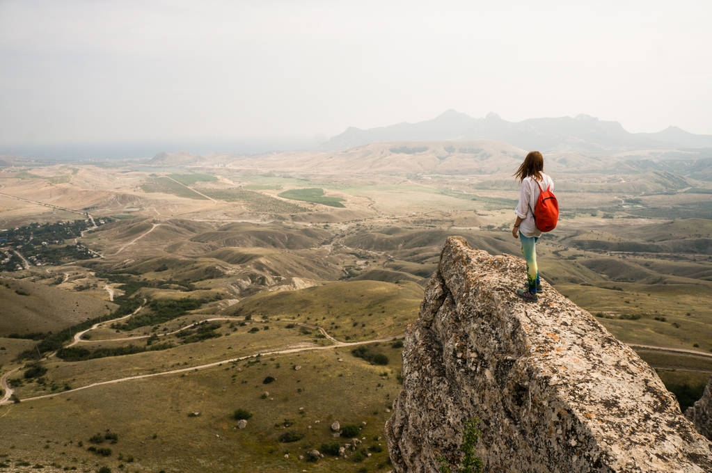 kobieta stojąc na klifie  - Zdjęcie, obraz