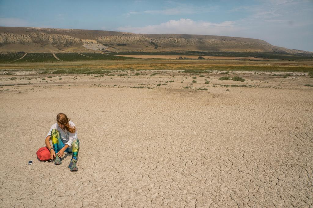 kırık yeryüzünde oturan kız - Fotoğraf, Görsel