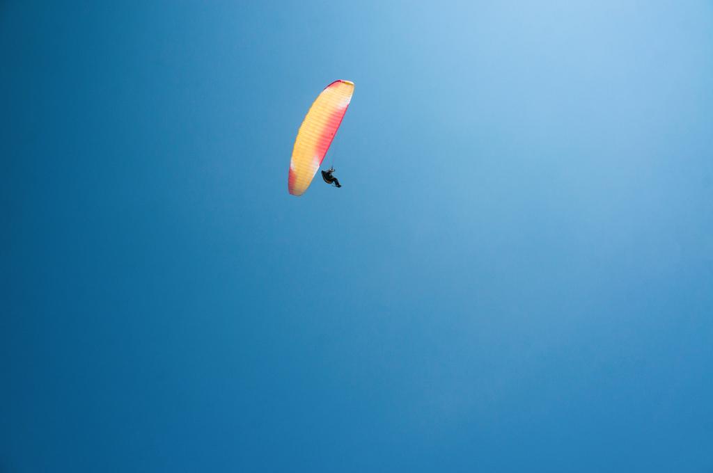 man vliegen op paraglider  - Foto, afbeelding