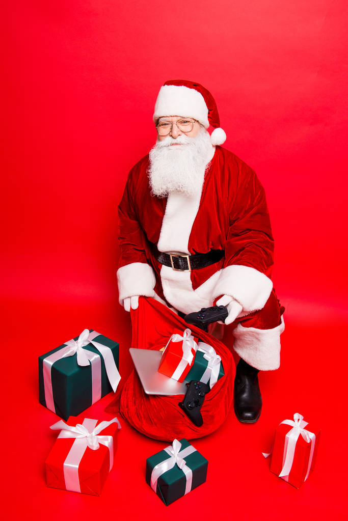 Holly jolly x mas noel! Babbo Natale occupato in copricapo, costume, b nero
 - Foto, immagini
