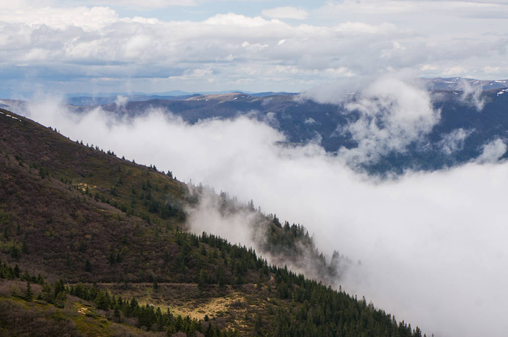 Bergen en bewolkte lucht  - Foto, afbeelding