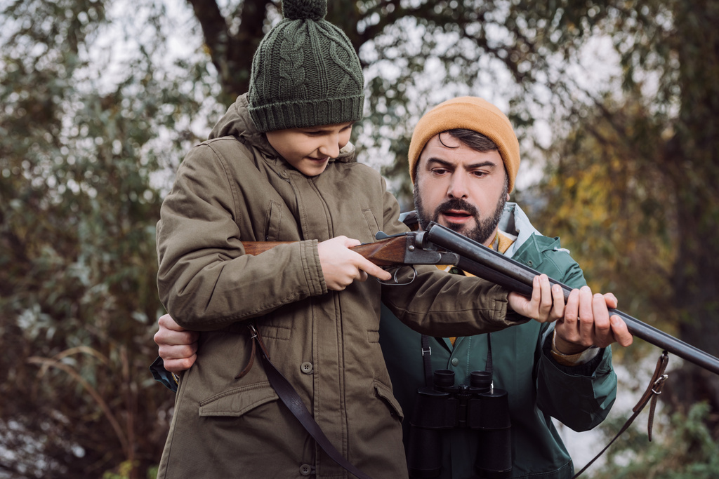 Πατέρας γιος πώς να φορτώσει πυροβόλο όπλο - Φωτογραφία, εικόνα