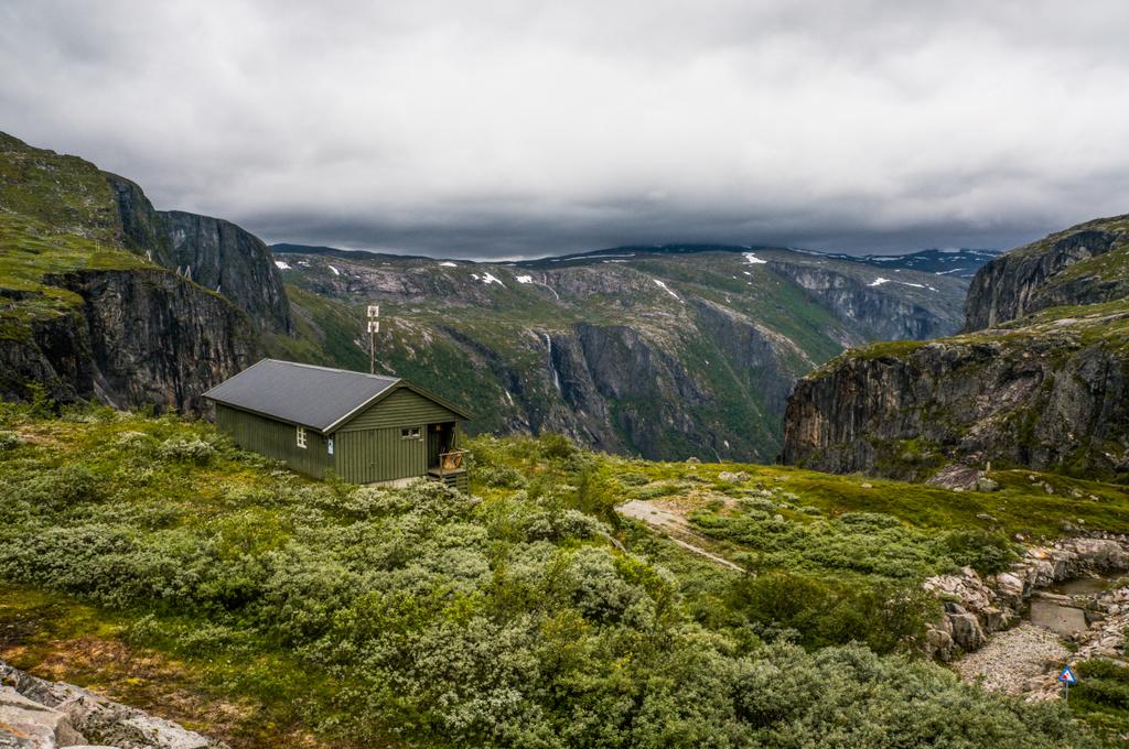 Haus auf Wiese mit Bergen   - Foto, Bild