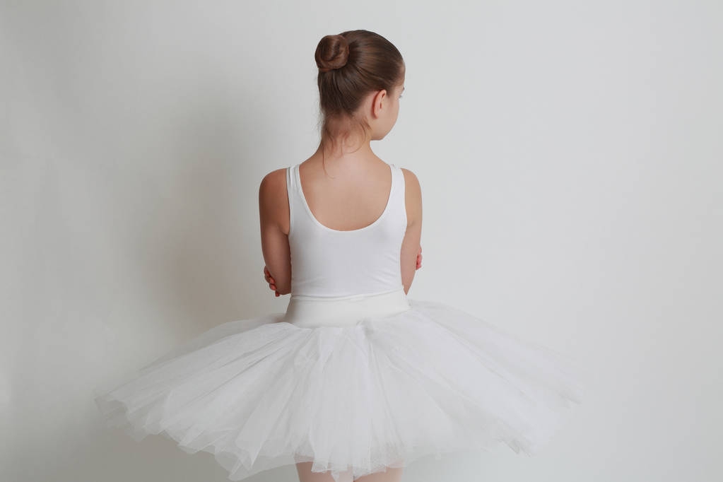 Mooie kleine ballerina in studio - Foto, afbeelding
