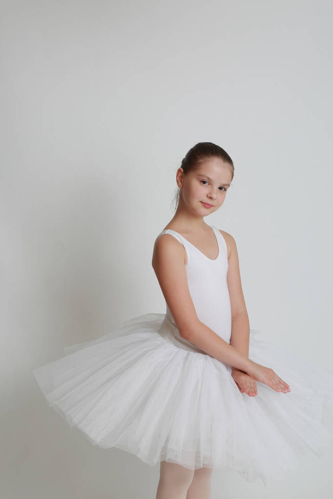 Красива маленька балерина в студії
 - Фото, зображення