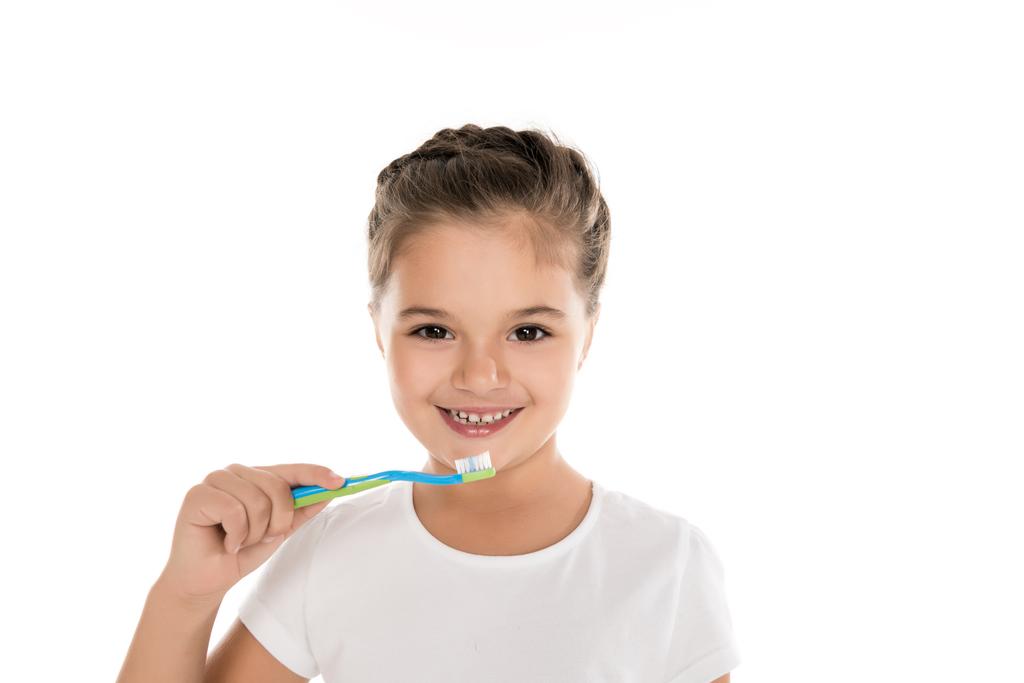 Çocuk holding diş fırçası  - Fotoğraf, Görsel