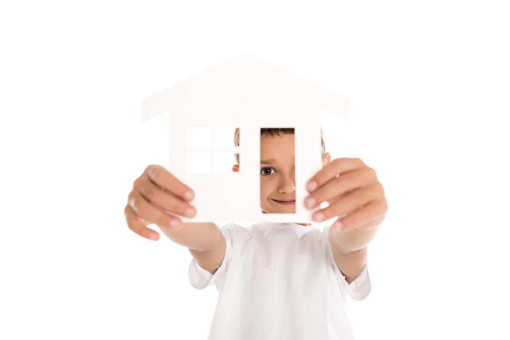 niño holding casa modelo
 - Foto, Imagen