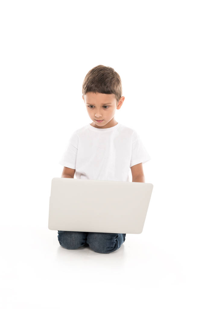 Petit garçon utilisant un ordinateur portable
 - Photo, image