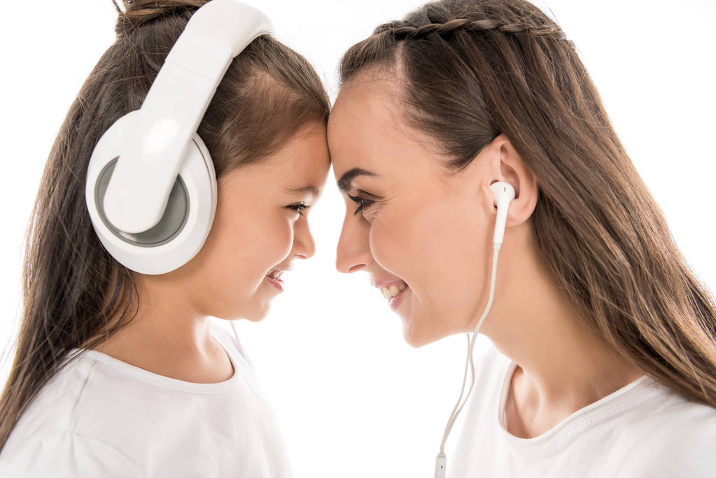 Anne ve kızı müzik dinleme  - Fotoğraf, Görsel