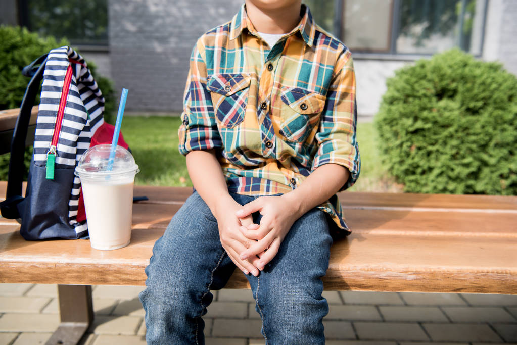 Junge mit Rucksack und Milchshake - Foto, Bild
