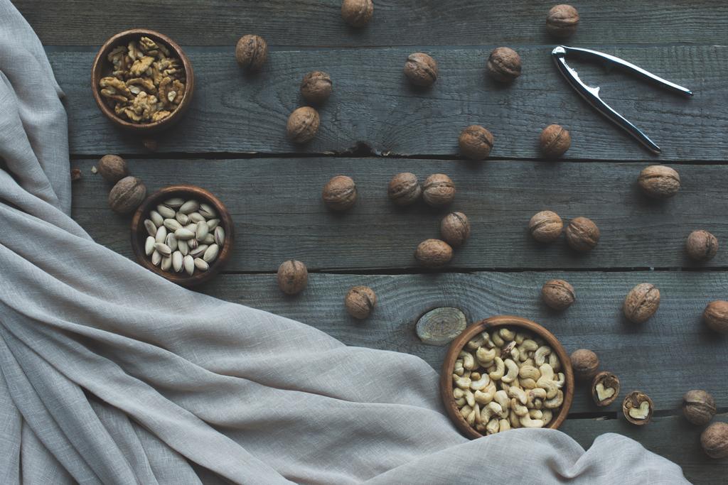 valikoituja pähkinöitä ja pähkinänsärkijöitä
 - Valokuva, kuva