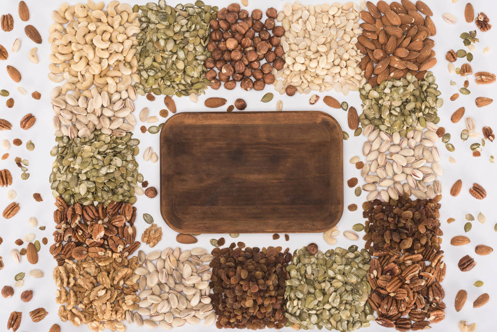různé druhy ořechů a dřevěné desky  - Fotografie, Obrázek