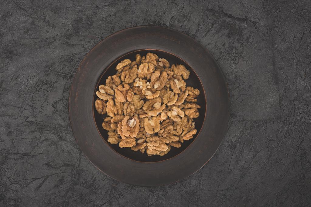 скорлупа грецких орехов в миске
 - Фото, изображение