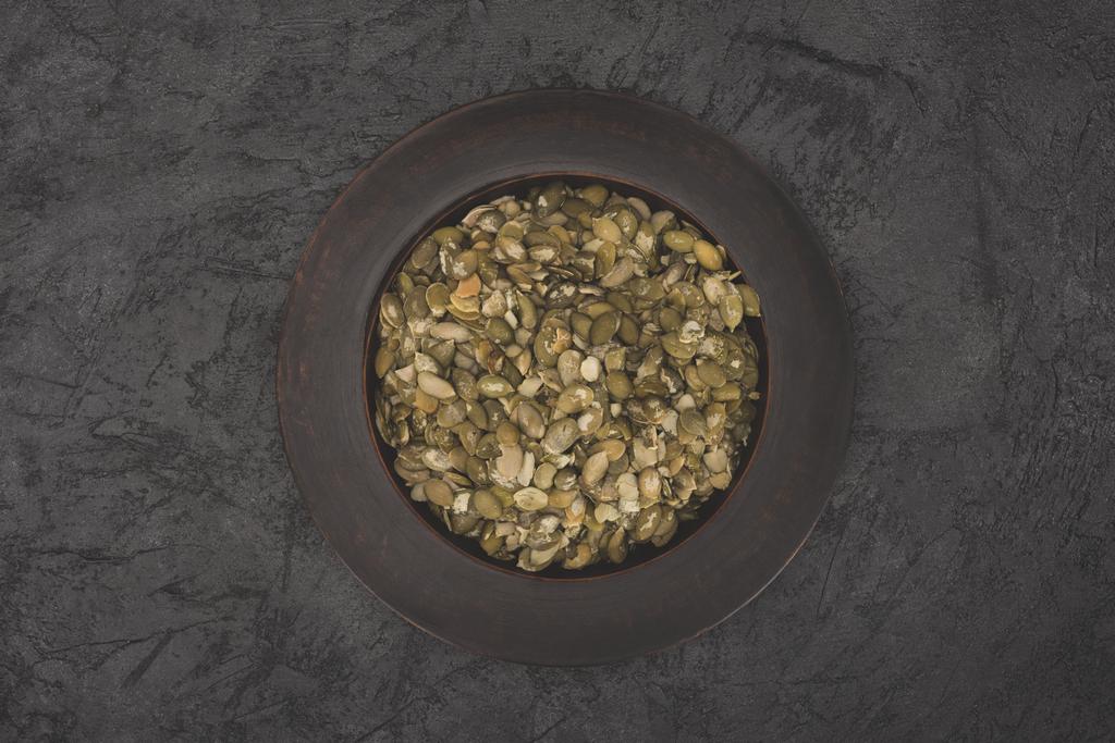 semillas de calabaza en el plato
 - Foto, imagen