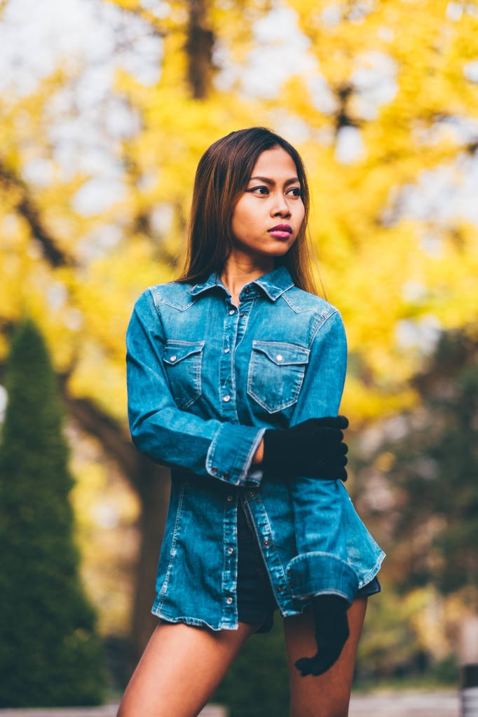 Giovane donna alla moda che indossa giacca di jeans blu con le colline alte e calze lunghe a righe al ginocchio. stile moda outumn
 - Foto, immagini