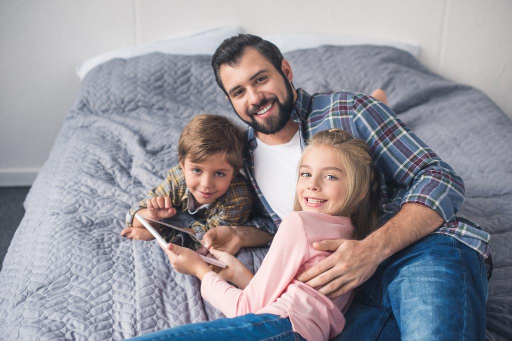 Vater und Kinder mit Tablet - Foto, Bild