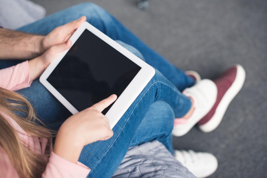 niño con tableta digital
 - Foto, Imagen