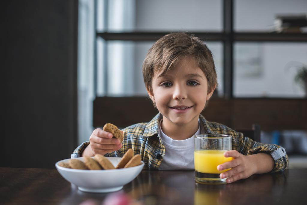 pieni poika aamiaisen aikana kotona
 - Valokuva, kuva