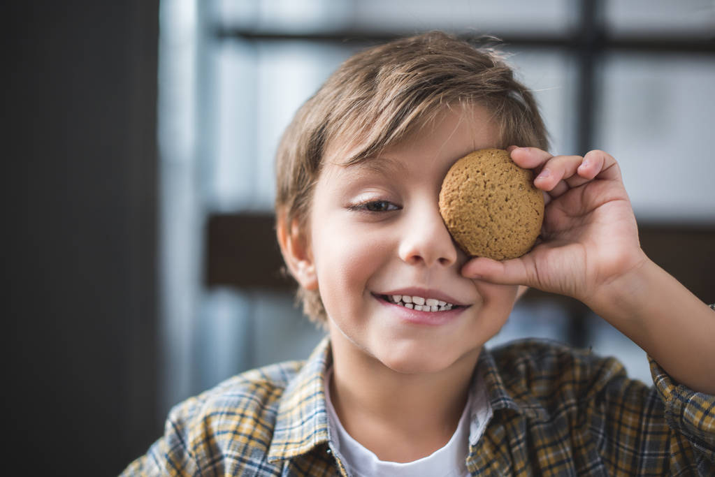niño sonriente con galleta
 - Foto, imagen