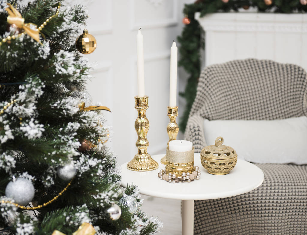 テーブル、金の燭台にキャンドル、ボックスに正月飾り - 写真・画像