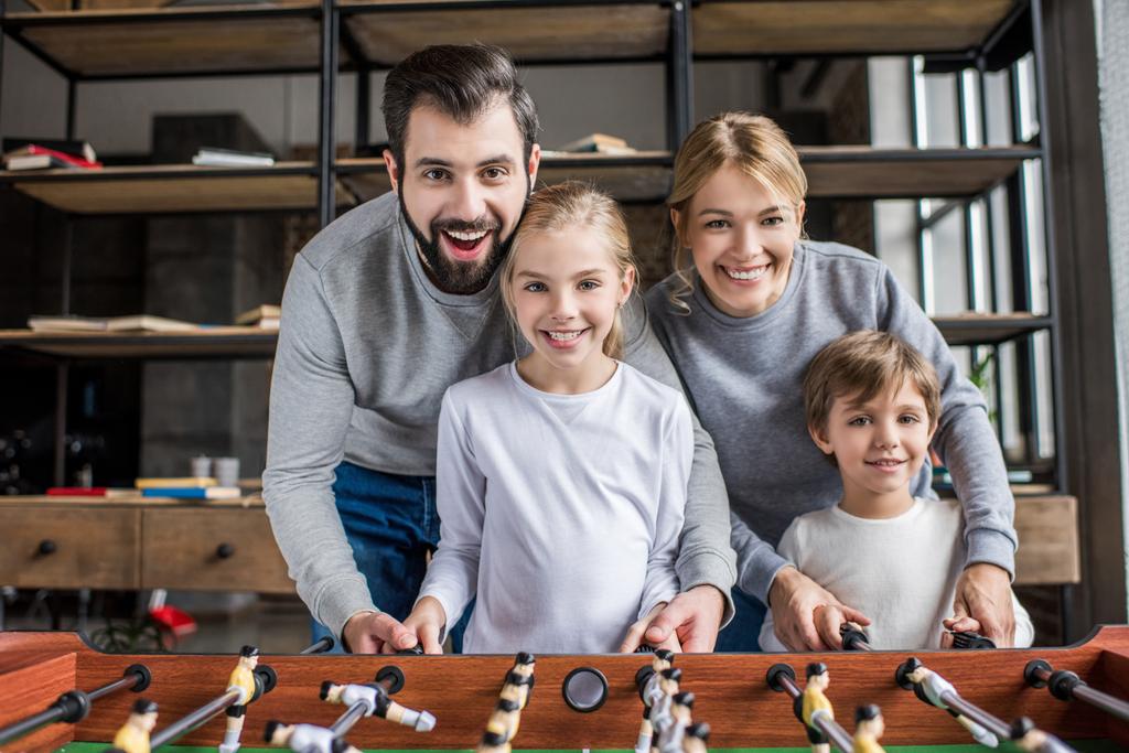 rodina hrát stolní fotbal - Fotografie, Obrázek