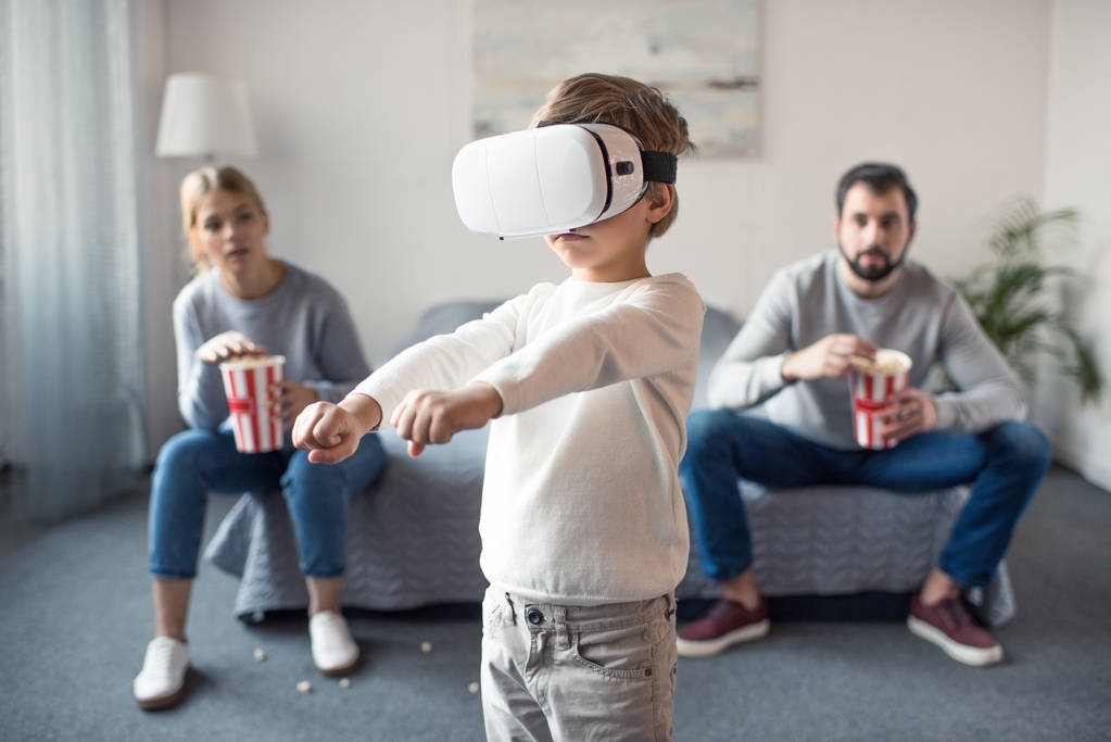 VR kulaklık oynayan çocuk - Fotoğraf, Görsel