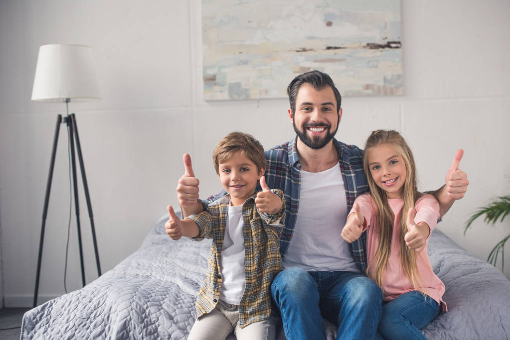 father and children showing thumbs up - Photo, Image