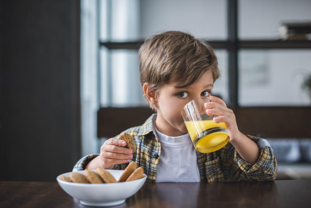 Маленький мальчик пьет сок
 - Фото, изображение