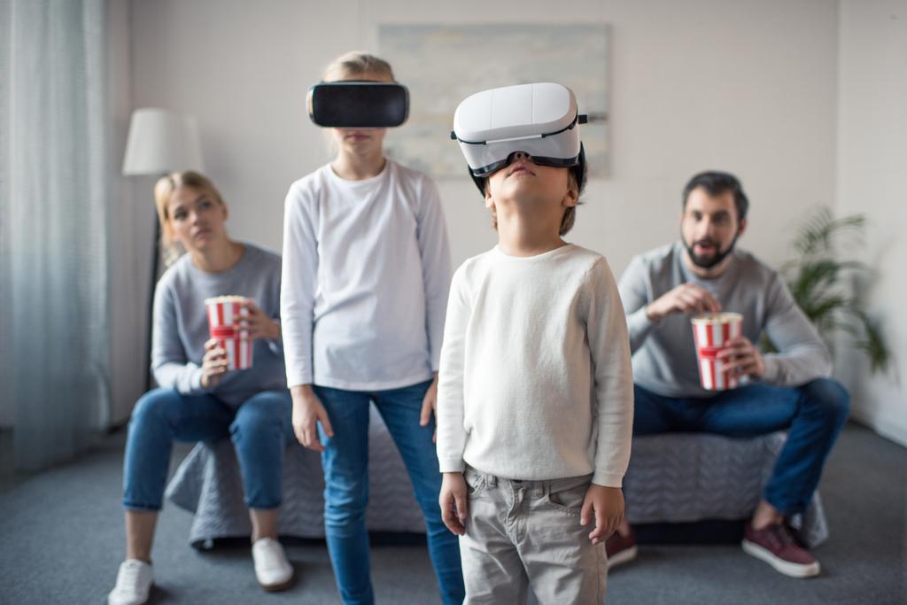 дети в гарнитурах VR дома
 - Фото, изображение
