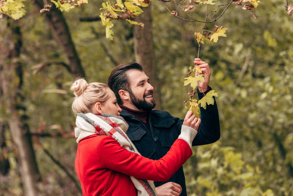 ευτυχισμένο ζευγάρι στο πάρκο φθινόπωρο  - Φωτογραφία, εικόνα