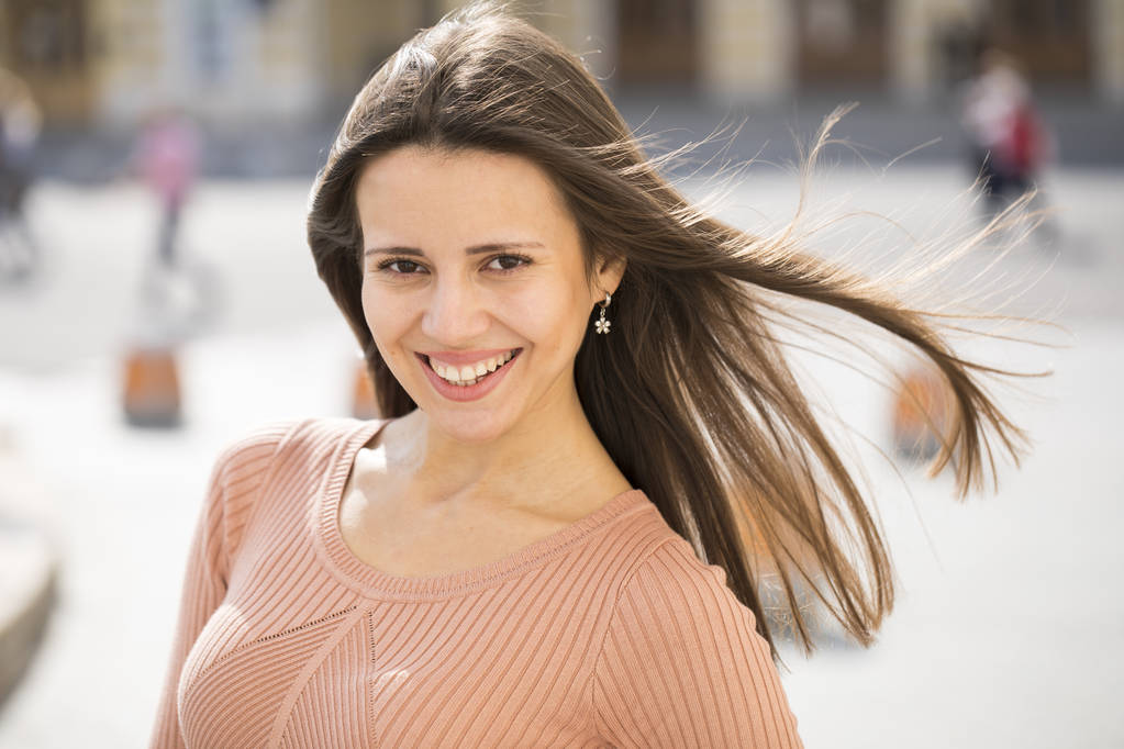幸せな若い女性の笑顔のクローズアップポートレート - 写真・画像