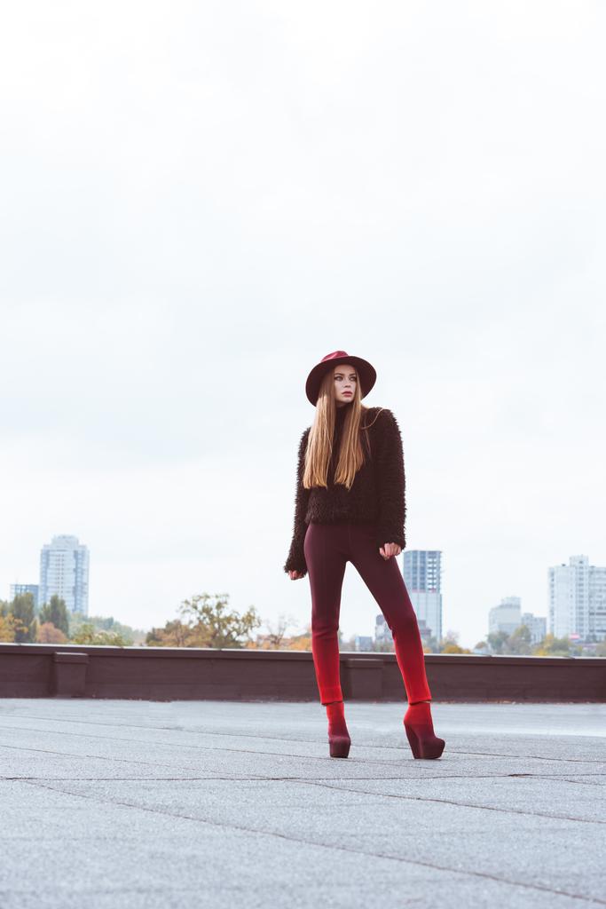 дівчина в бордовому капелюсі і осінньому вбранні
 - Фото, зображення
