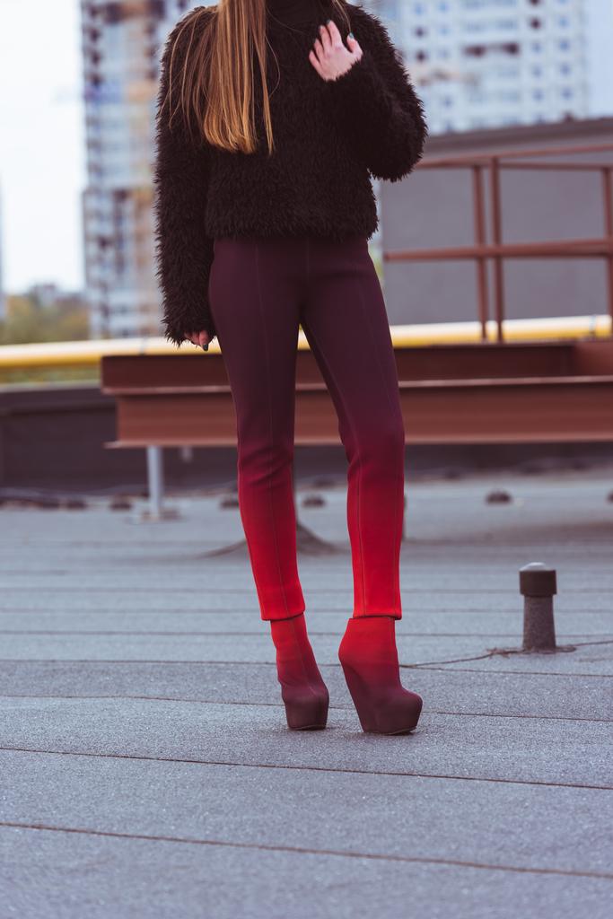 barna pulóvert és színes nadrág nő  - Fotó, kép