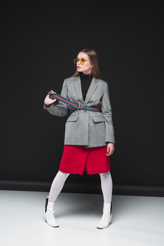 mujer en chaqueta gris y falda roja
 - Foto, Imagen