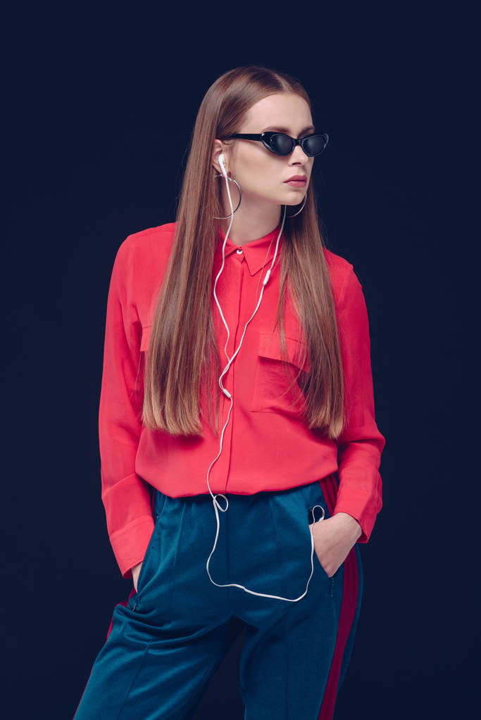 жінка в чорних сонцезахисних окулярах слухає музику
 - Фото, зображення