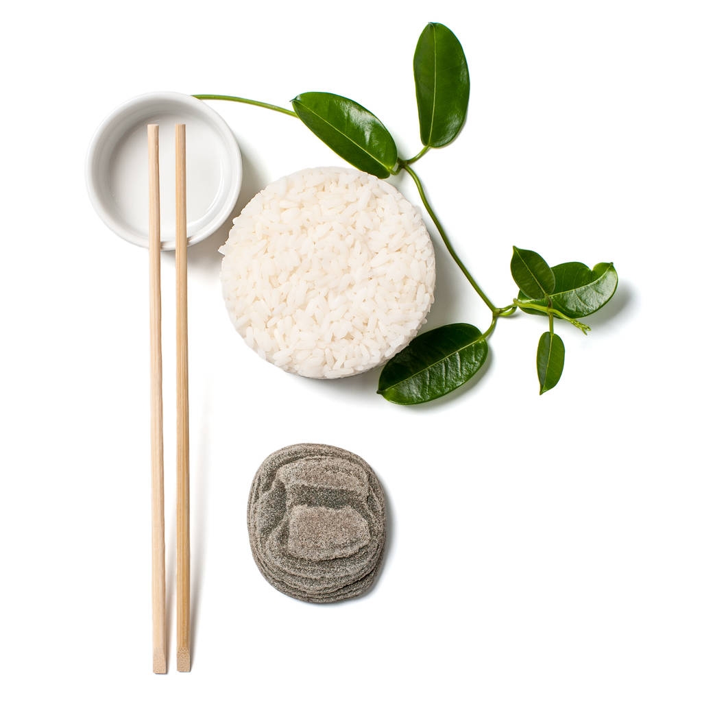 Μινιμαλιστική σύνθεση με άσπρο ρύζι και chopsticks σε λευκό - Φωτογραφία, εικόνα