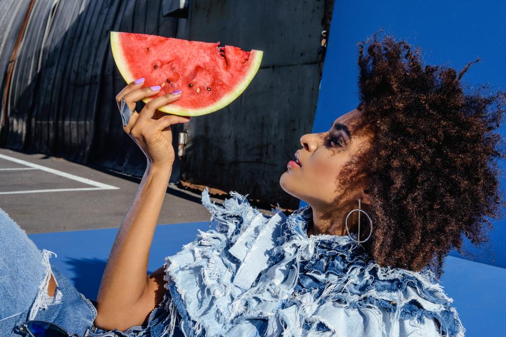 Afro meisje poseren met segment van watermeloen - Foto, afbeelding